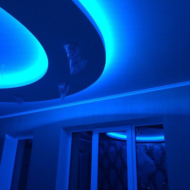 Натяжной потолок светодиоды. Светодиодная подсветка потолка. Натяжной потолок с диодной лентой. Натяжные потолки с подсветкой.
